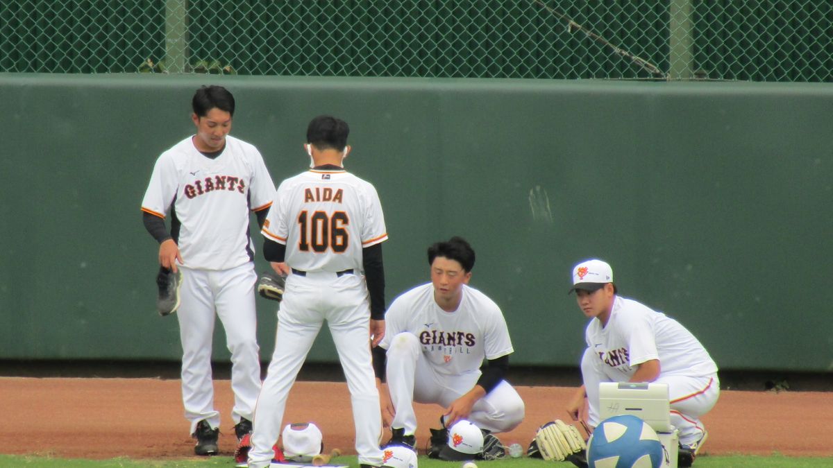 左から赤星優志投手、会田有志コーチ、直江大輔投手、井上温大投手