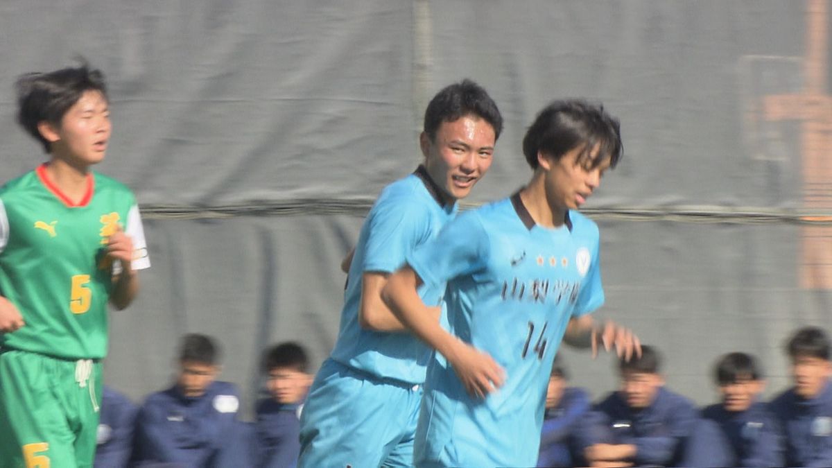 高校サッカー新人戦 山梨学院が3年ぶり優勝 決勝で韮崎に完封勝利