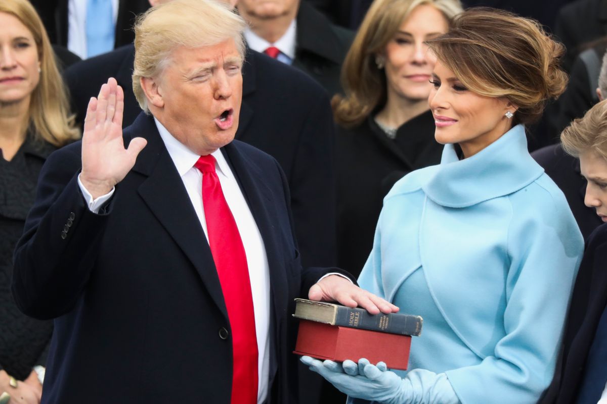 聖書の上に手を置いて宣誓するトランプ氏（17年1月　写真：AP／アフロ）