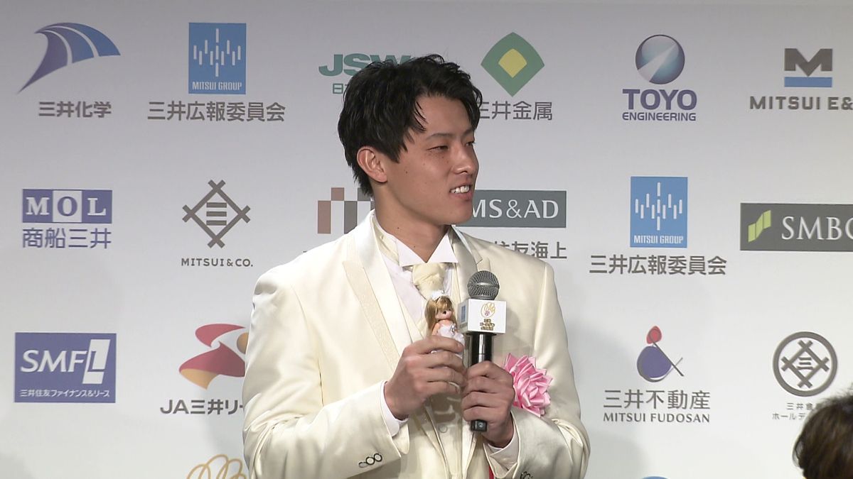 楽天・辰己涼介 GG賞授賞式で「真っ白衣装」の理由は？　昨季はド派手な「金色ジャケット」を着用