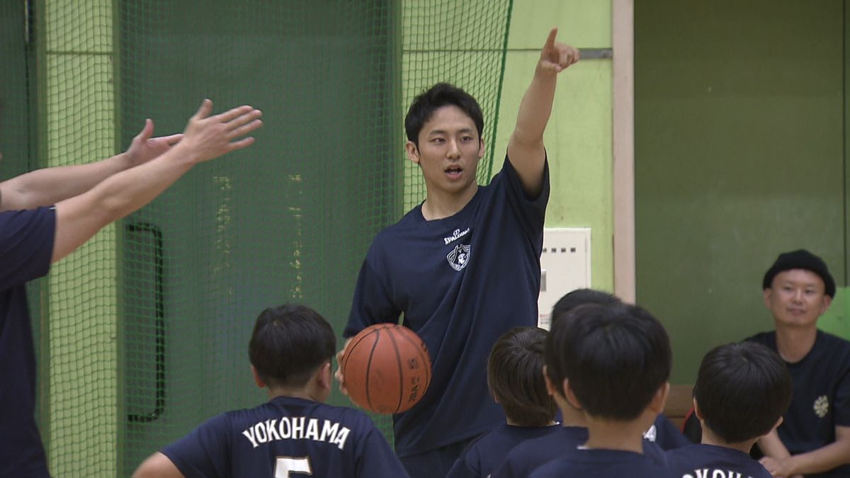 子供たちに指導をする河村勇輝選手