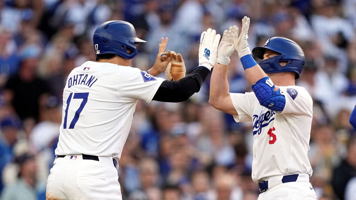 初回にホームを踏んだ大谷翔平選手とフリーマン選手（写真：AP/アフロ）