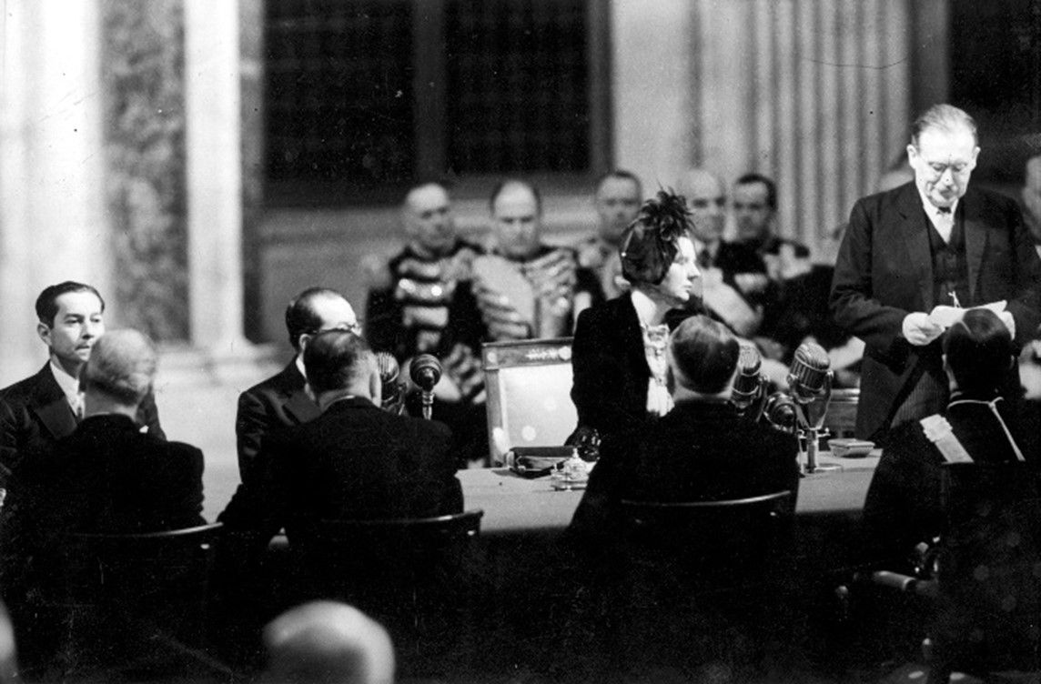 アムステルダムの王宮で行われた「主権譲渡式」。中央はユリアナ女王、その左にハッタ副大統領が着席している（１９４９年１２月２７日、アフロ）