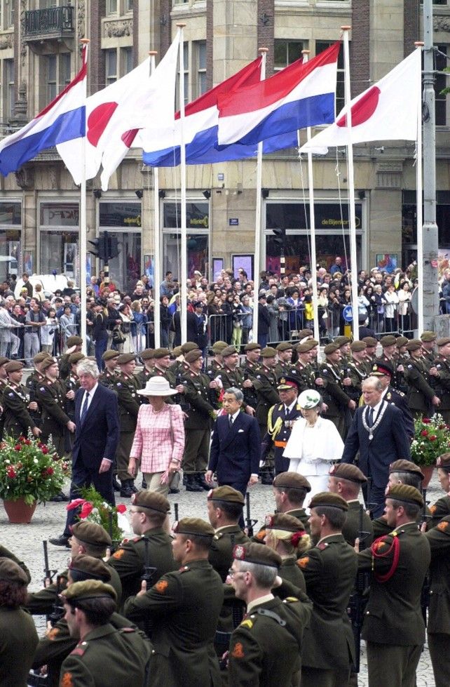オランダ訪問で戦没者記念碑への献花を終えられた上皇ご夫妻。女王の配慮で、インドネシアで捕虜になった退役軍人２人が付き添った。（２０００年５月、写真提供：読売新聞社）