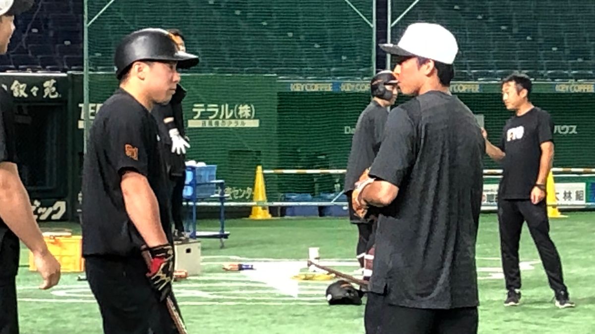 13日の東京ドームで1軍の練習に合流した増田大輝選手(右)