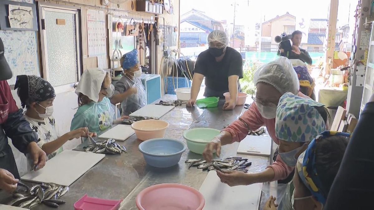 小学生がアジの干物づくりに挑戦　自分で作ることで食べ物の大切さを学ぶ　三重・尾鷲市