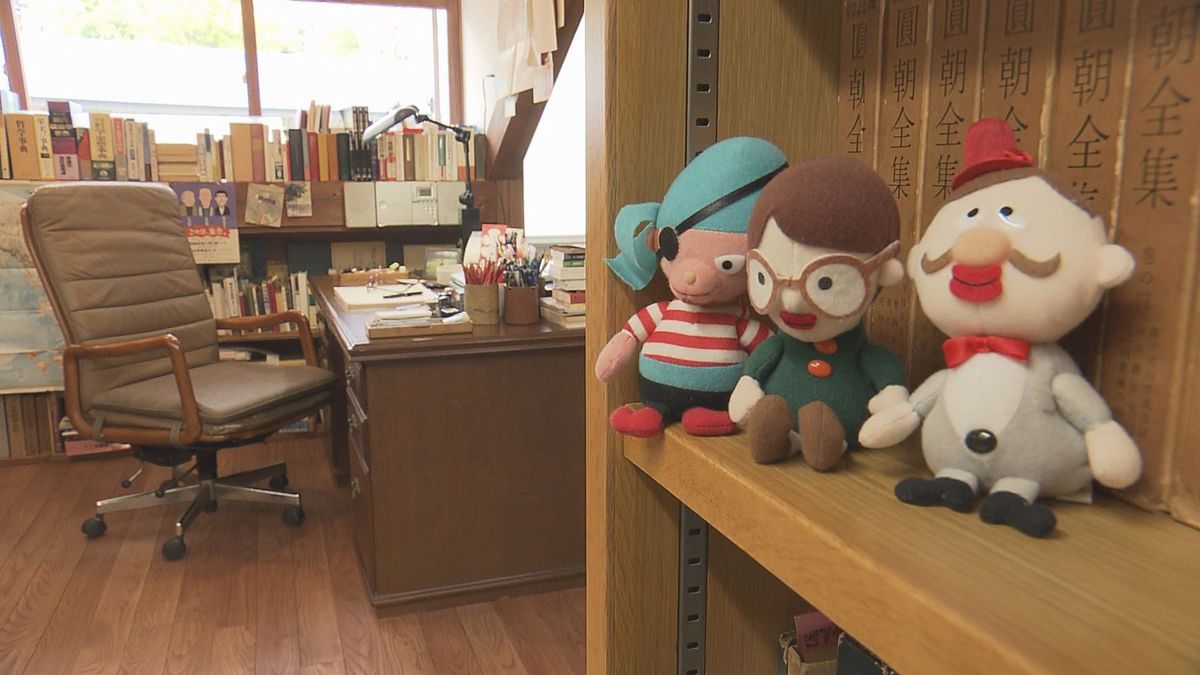 作家・井上ひさしさんの書斎を川西町で再現　実際に使用した机や原稿などが並ぶ
