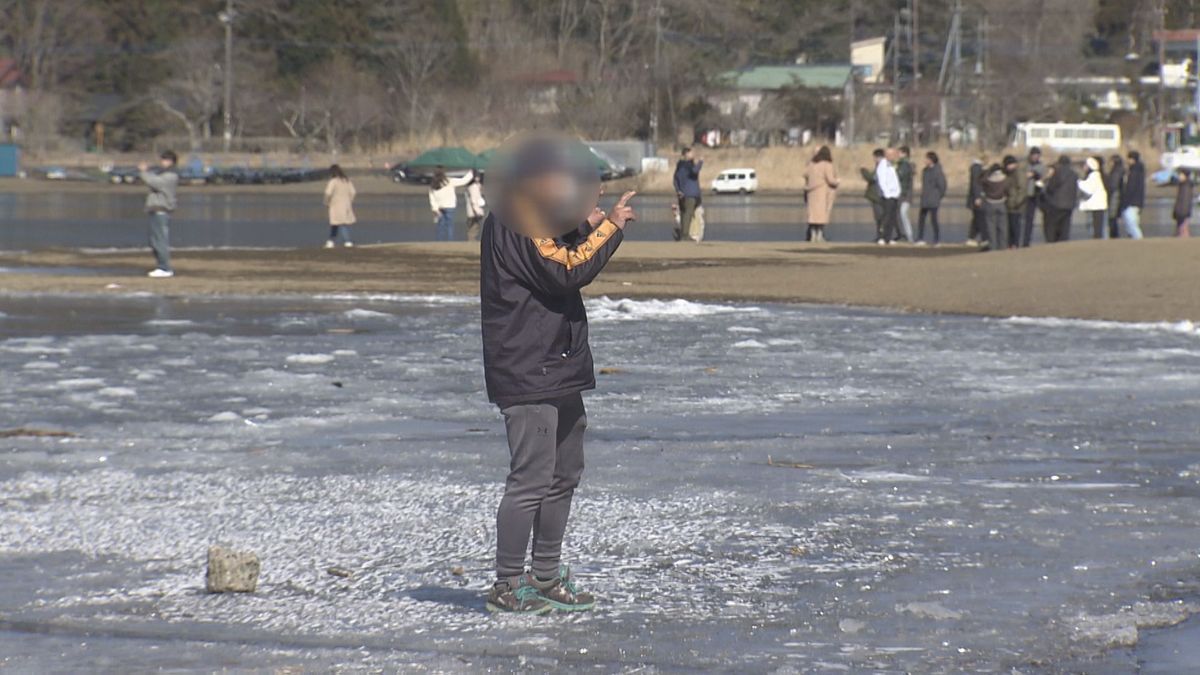 一部結氷の山中湖…氷上への立ち入り相次ぐ 割れて落下の危険 「絶対にやめて」山梨