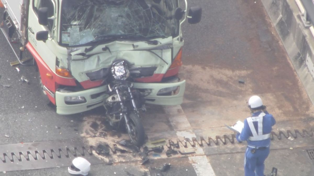 【速報】渋滞の列に突っ込んだトラック運転手逮捕「考え事をしていた」5台の多重事故バイクの男性死亡　第二京阪「バイクの運転手が挟まれている」トラックのフロント部分にバイクめり込む