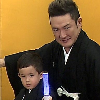 中村獅童の3歳息子・小川夏幹くんが初お目見得　パパの歌舞伎は「かっこいいです」