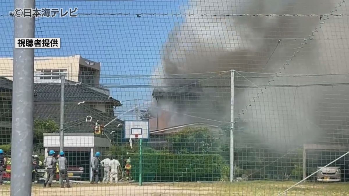 【続報】通報者が住民女性に火事を知らせる　屋外に避難しけがなし　鳥取市の住宅で火事　母屋と倉庫が全焼