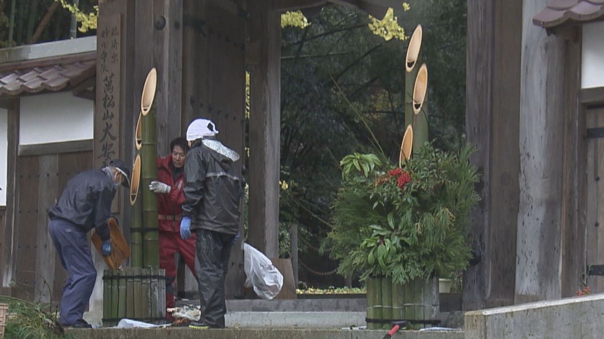 早くも迎春ムード 福井市大安禅寺に高さ2メートルの門松を設置