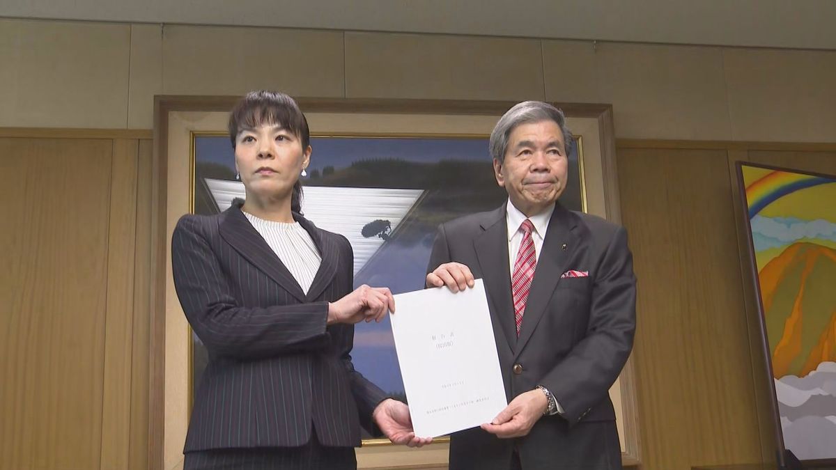 第三者委員会が蒲島知事に報告書を提出(11日･熊本県庁)