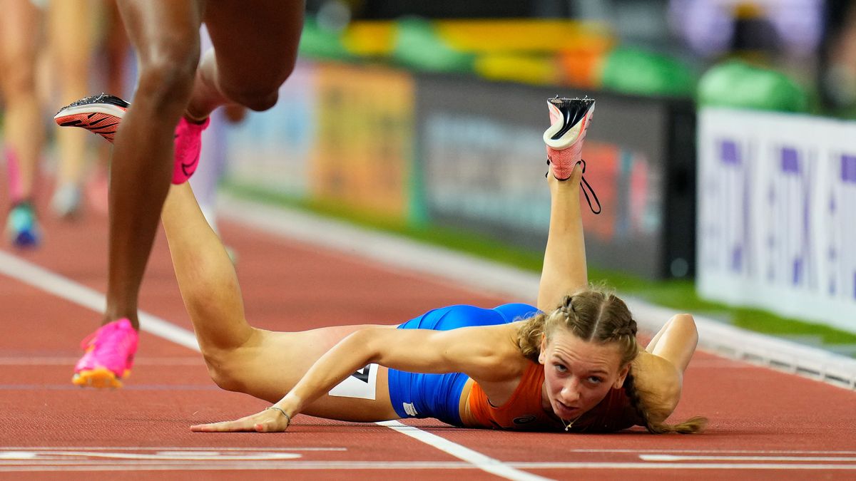 混合4×400ｍリレーでラスト5ｍ付近で転倒するオランダのボル選手(写真：AP/アフロ)