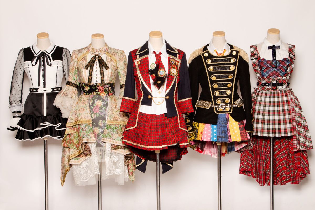 AKB48、卒業ドレスなど約250点展示　大衣装展が開催決定