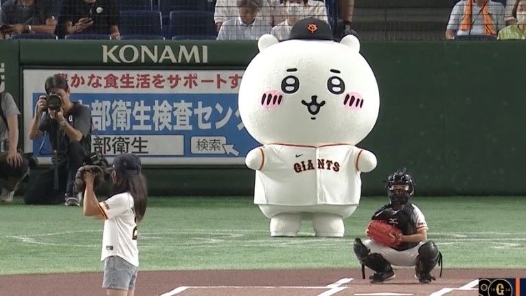 始球式のお手伝いをする「ちいかわ」(画像:日テレジータス)