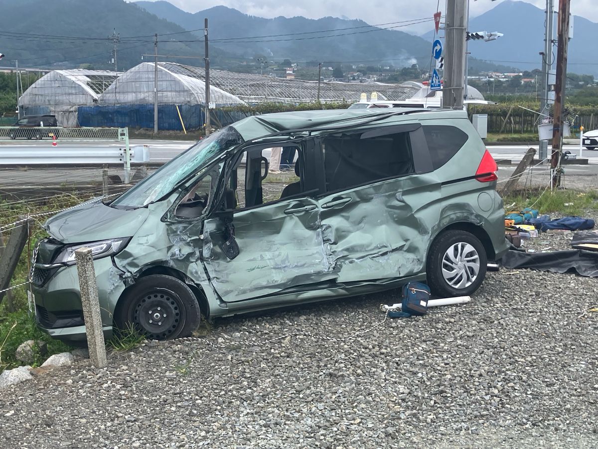 乗用車が高速バスと衝突 家族4人が重軽傷 生後10か月の赤ちゃんはけがなし 山梨