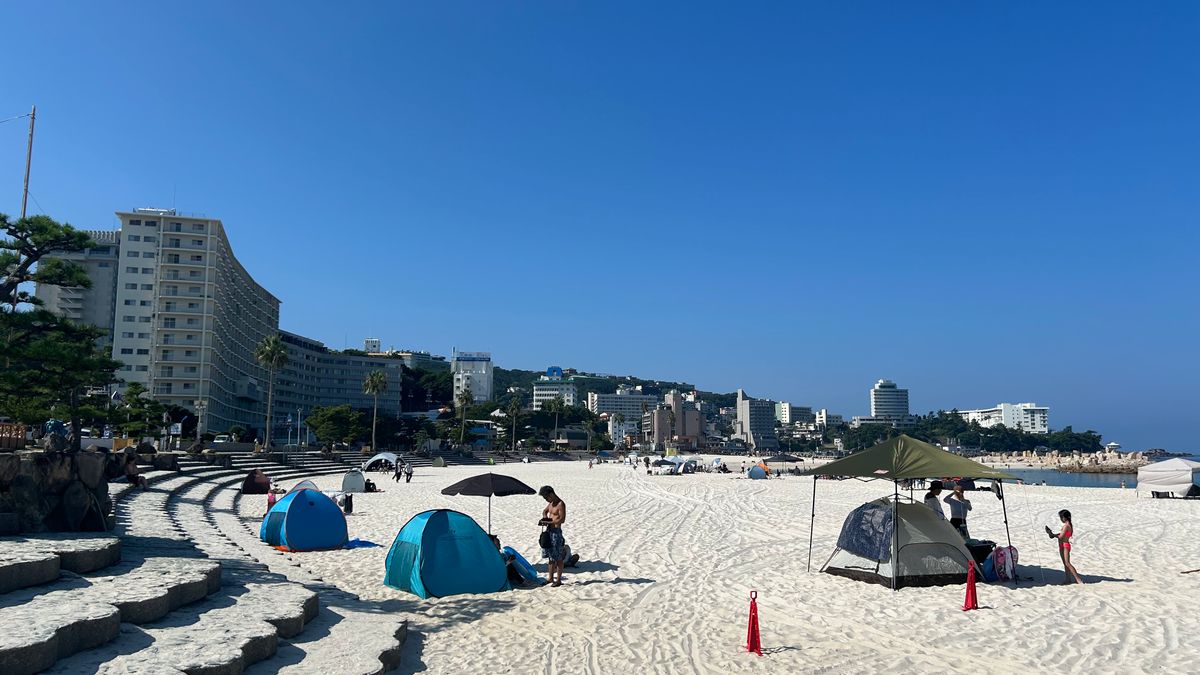 白良浜海水浴場（15日午前9時ごろ）