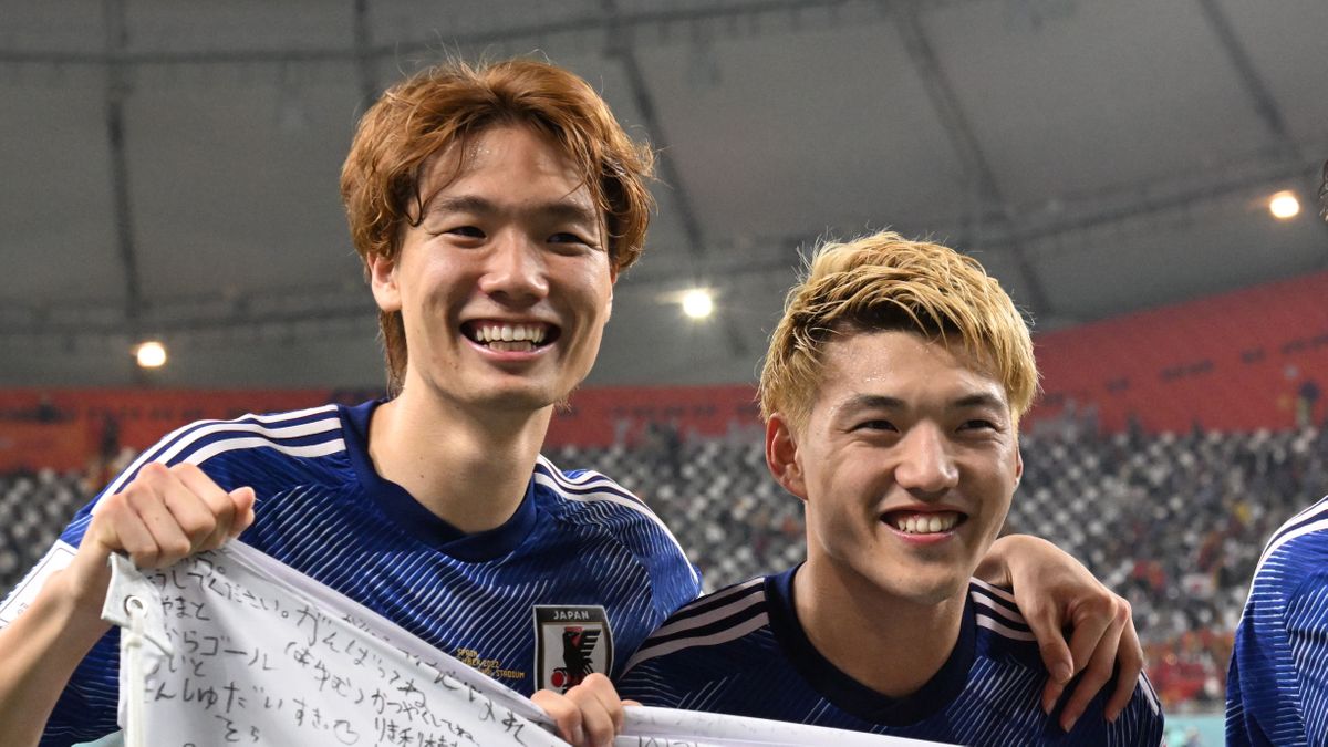 サッカー日本代表 板倉滉選手と堂安律選手（写真:アフロ）