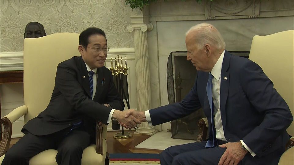 日米首相会談でバイデン大統領と握手を交わす岸田首相