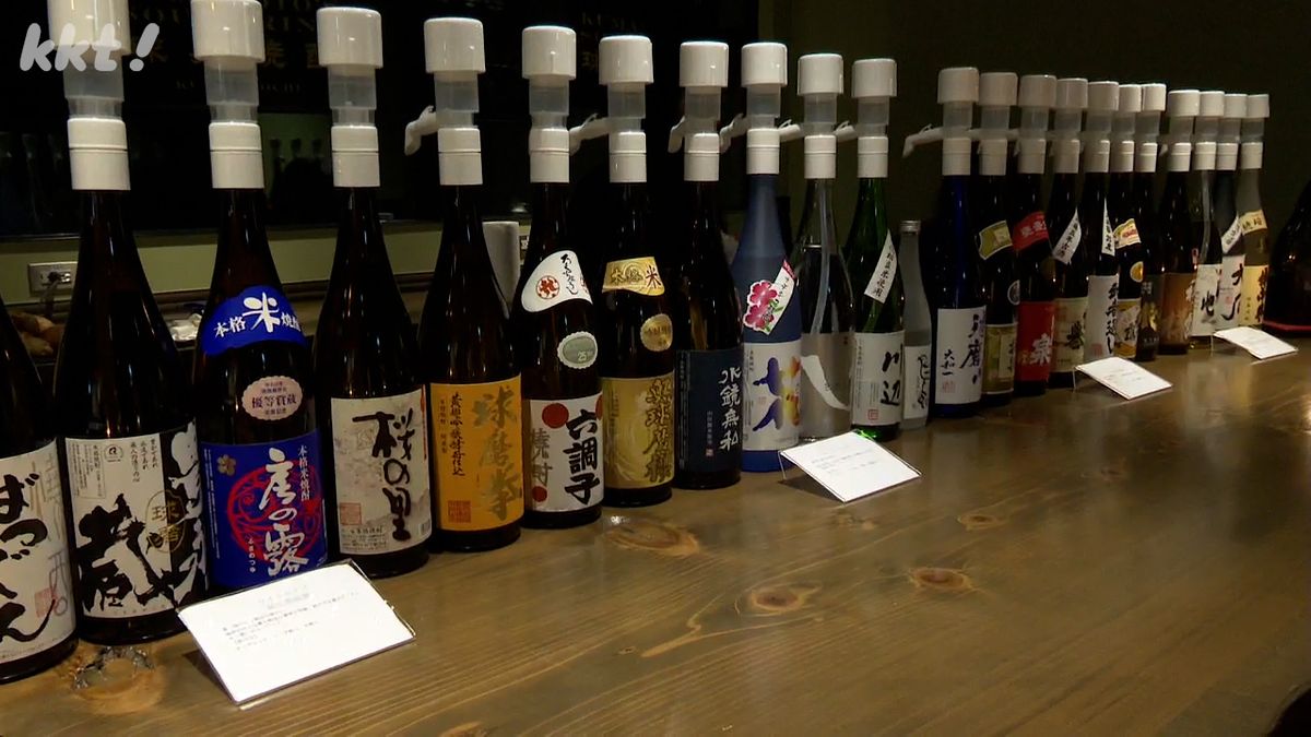 会場に並べられた球磨焼酎(7日･人吉市)