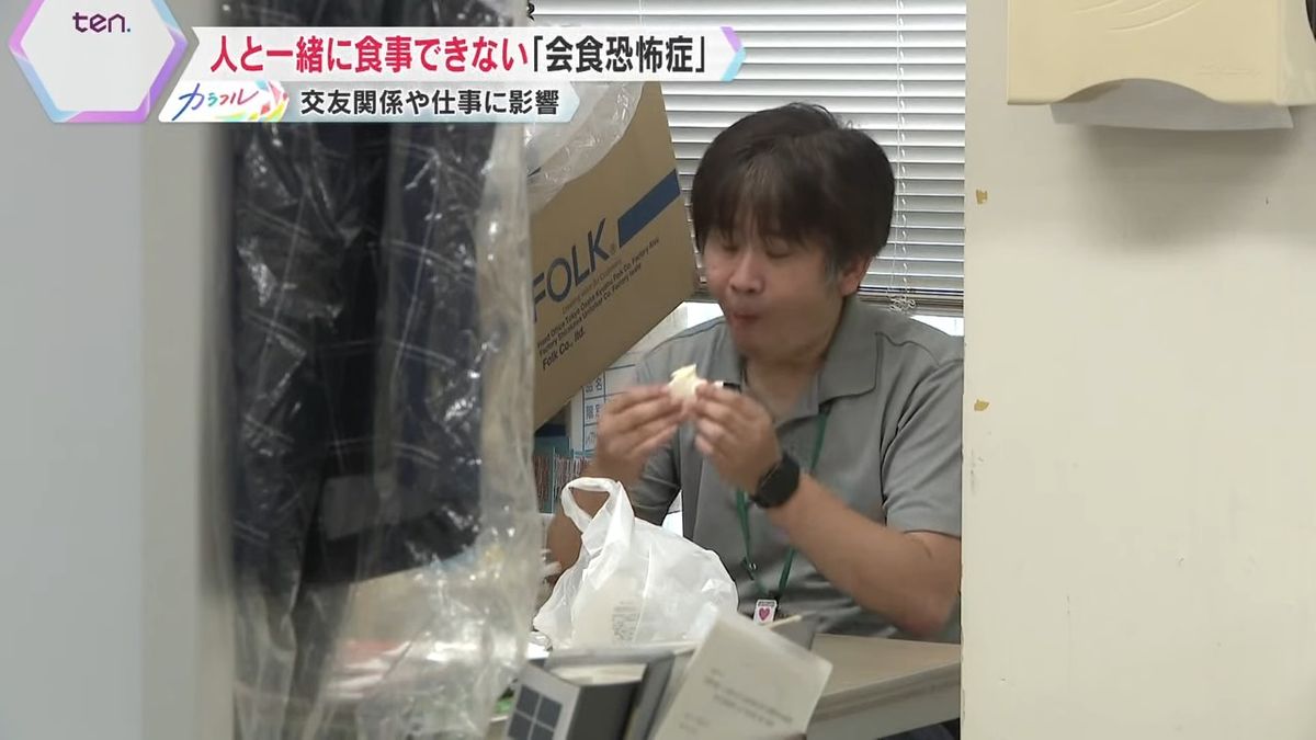 一人で昼食をとる、ともさん(49)