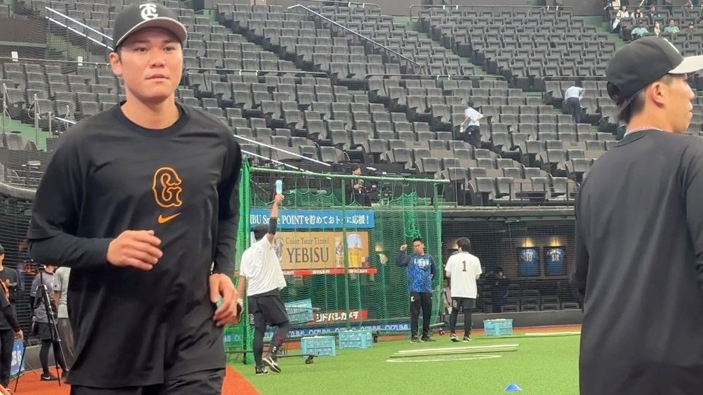 【2日連続】ベンチスタートの巨人・坂本勇人　ウオーミングアップ中にトレーナーと会話も