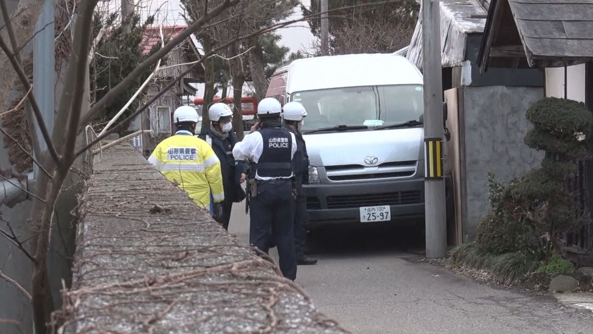 30時間以上経過も居座ったまま　酒田市の住宅の車庫にいるクマ　小学校では保護者同伴で登校