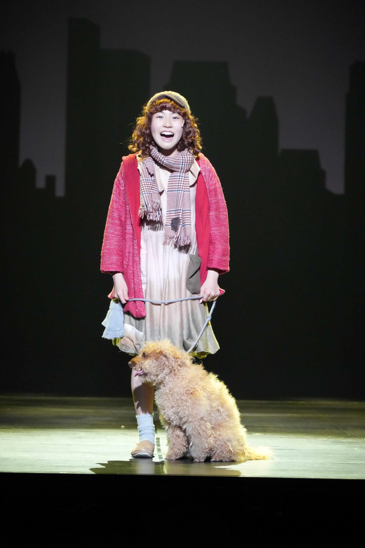 アニーを演じる西光里咲さんと相棒犬のサンディ　Annie2023(C)NTV