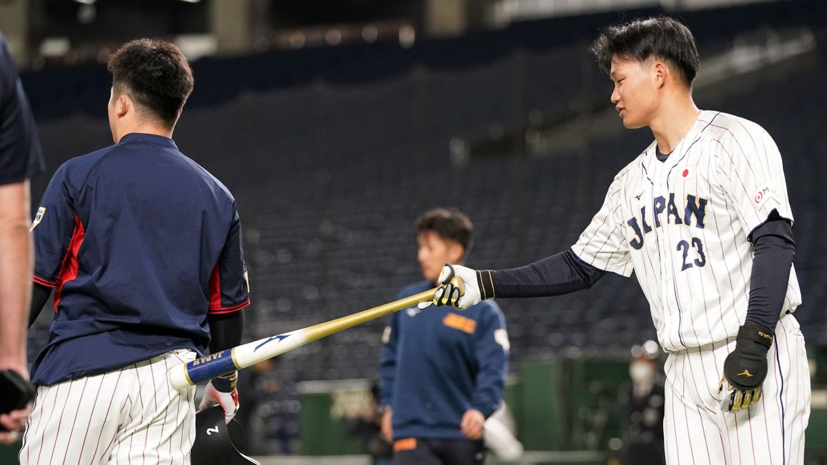 先輩の牧秀悟選手にちょっかいをかける森下翔太選手(写真:日刊スポーツ/アフロ)