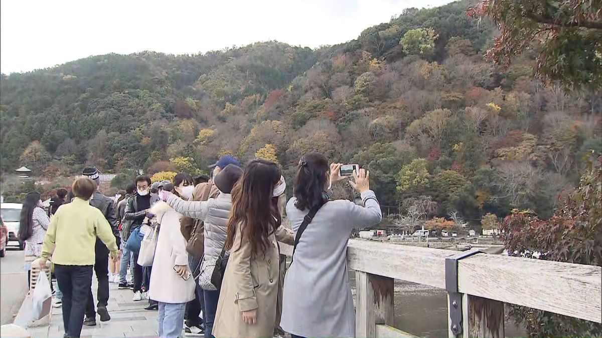 ３連休初日　京都・嵐山には多くの観光客