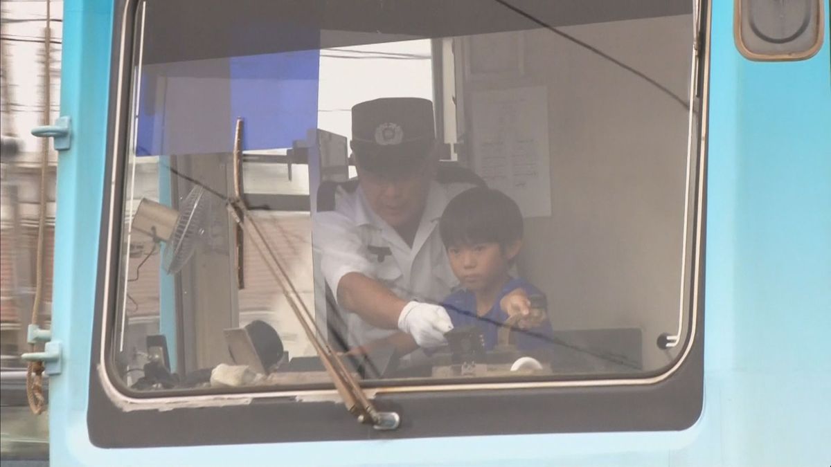 夏休みの子どもたちが電車運転体験　豊橋鉄道の人気イベント