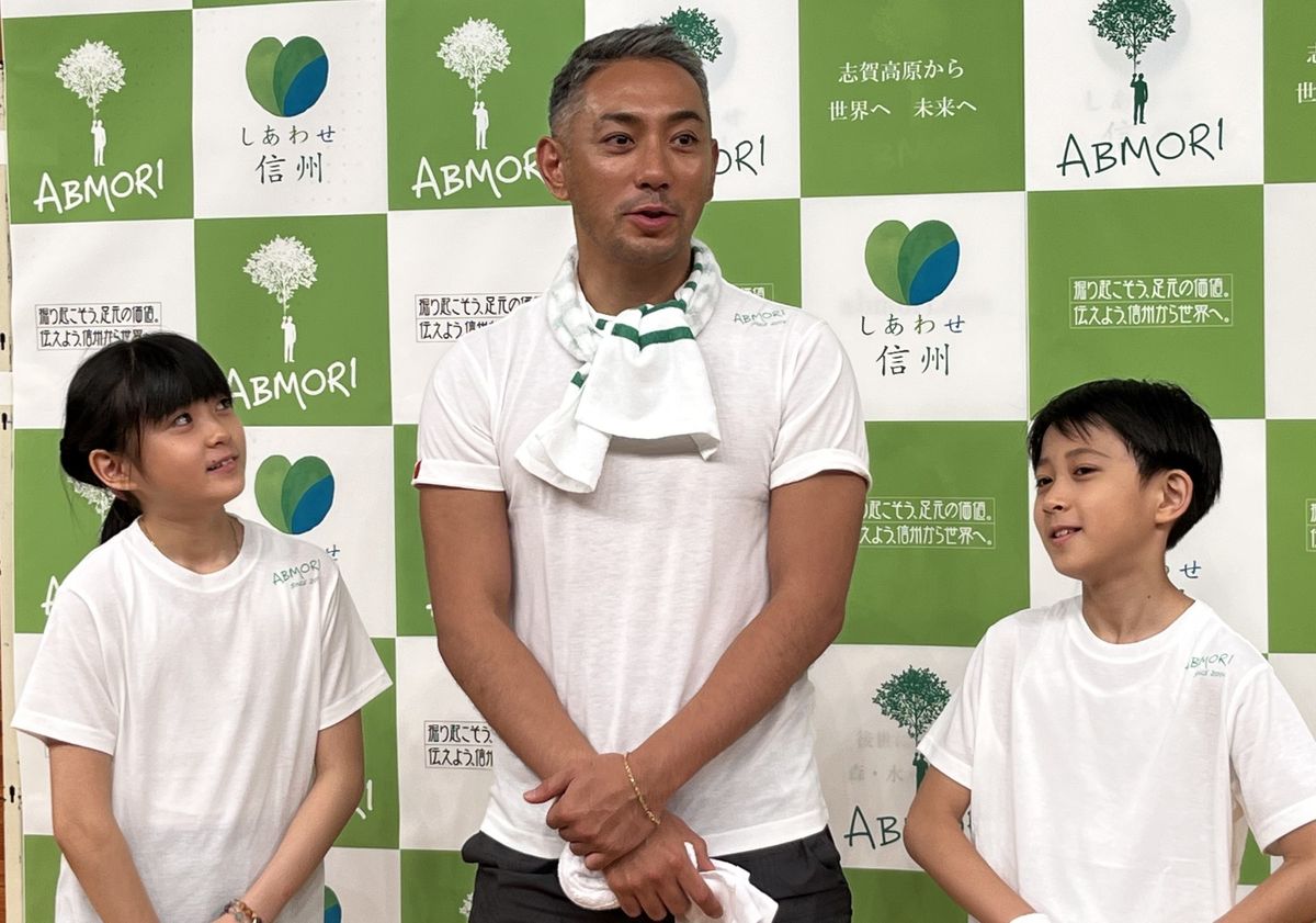 市川團十郎　親子3人で植樹活動　子どもたちへ演技のアドバイスも