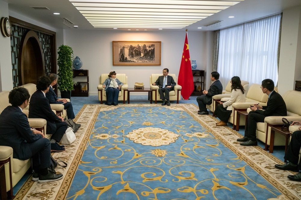 中国大使館で中国大使・呉江浩さんと面会した黒柳徹子さん　(c)講談社