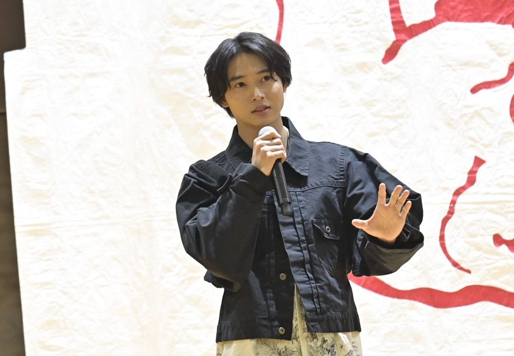 山﨑賢人、“GOLDEN”つながりで大阪の高校を訪問　生徒の前で好きな言葉を発表