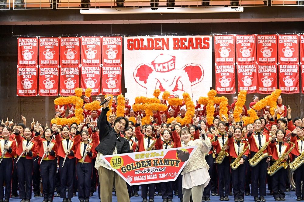 応援イベントに参加した山﨑さんと山田さん、箕面自由学園高校の生徒のみなさん　（C）野田サトル／集英社　（C）2024 映画「ゴールデンカムイ」製作委員会