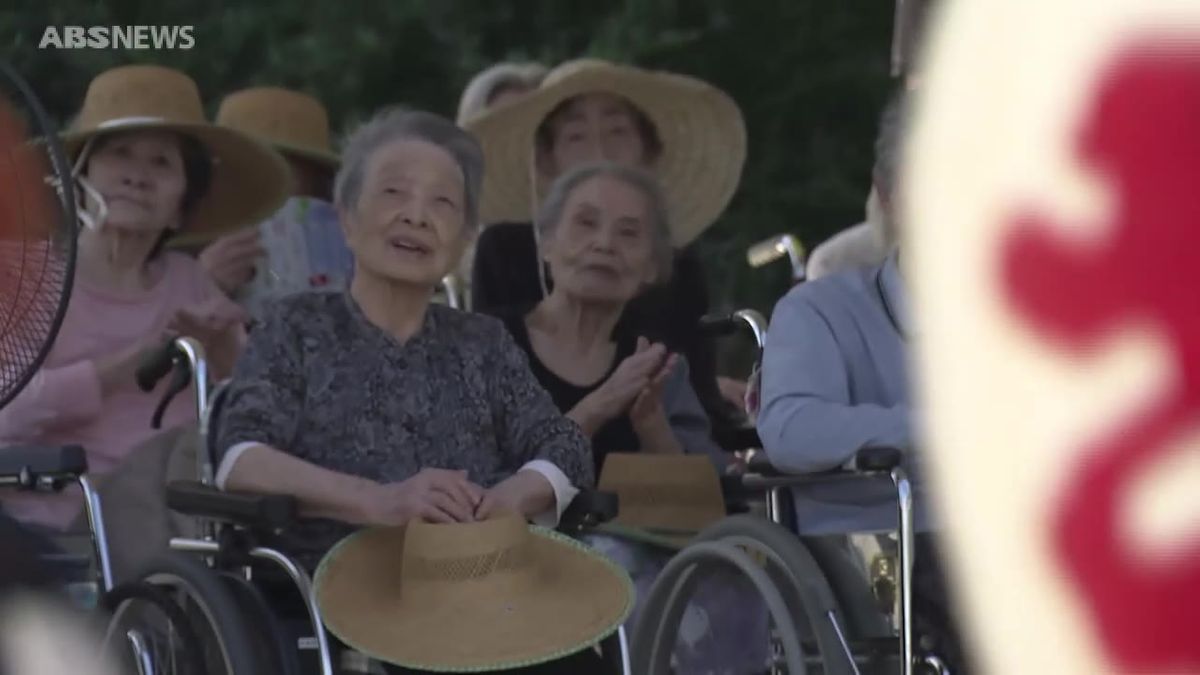 一足早く竿燈妙技を披露　屋台もにぎわう