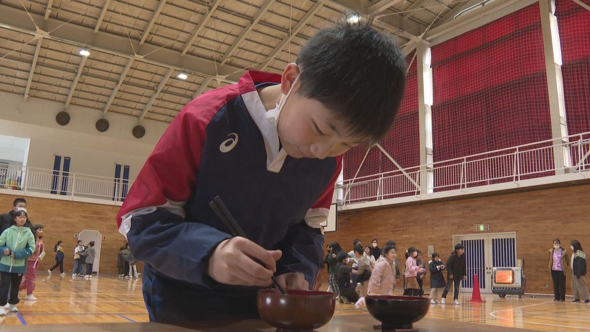 箸で移した豆の数を競うユニークな大会　東根市の小学生が挑戦　優勝チームには豆の形のメダル