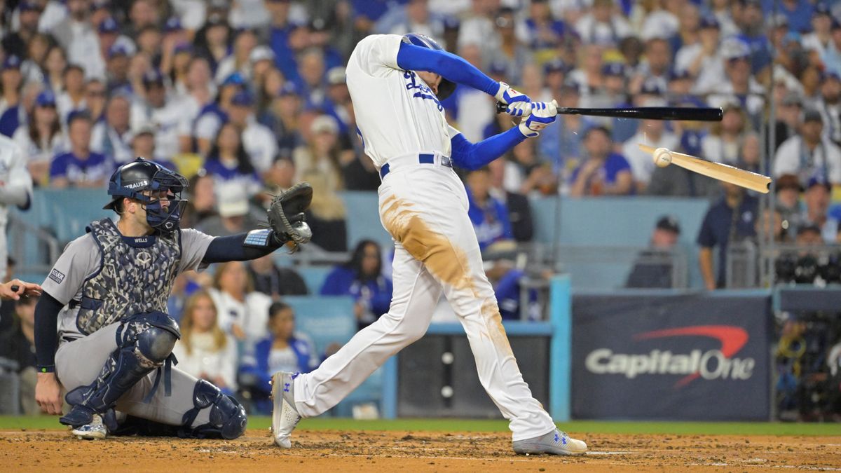 バットが折れたドジャースのフリーマン選手【写真：USA TODAY Sports/ロイター/アフロ】