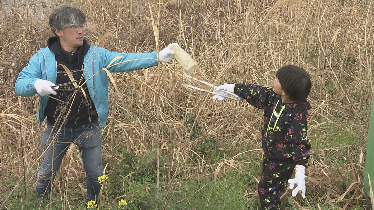 「We Love 石手川！」雨のなか約1000人が河川敷を大清掃