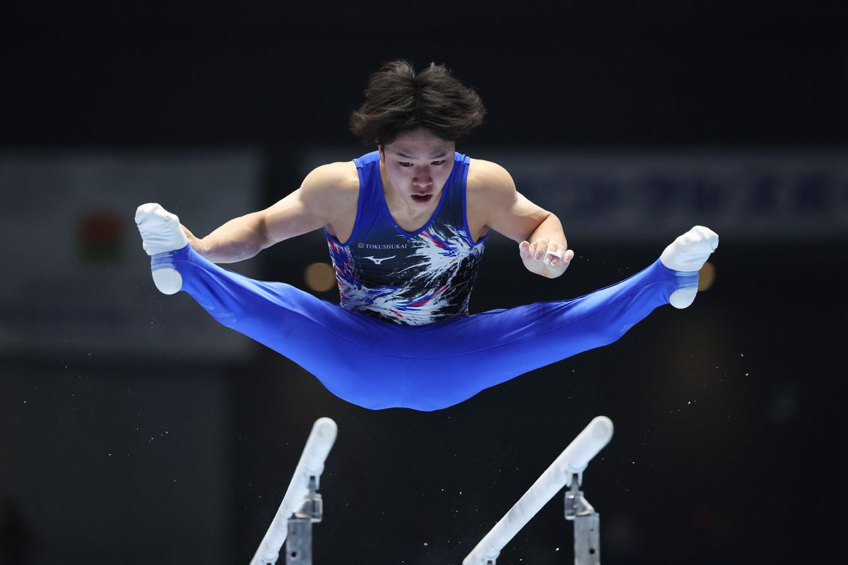 平行棒で全体トップの好演技をみせた岡慎之助選手(写真：長田洋平/アフロスポーツ)