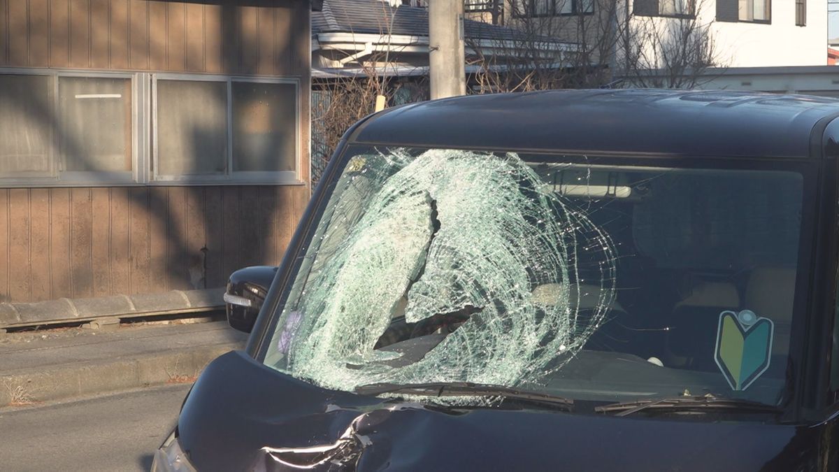 フロントガラスに衝撃の痕…軽乗用車が歩行者はねる 高齢とみられる男性死亡 山梨