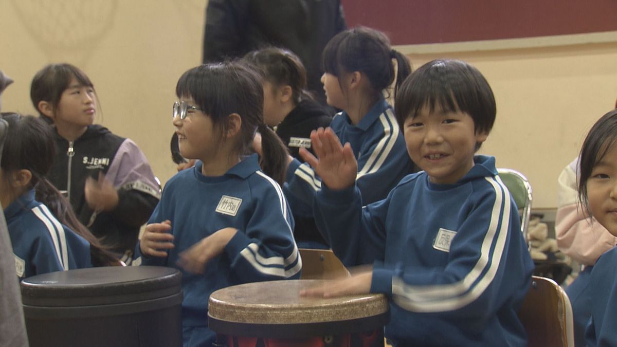 児童たちが一体となってリズム刻む 勝山市の小学校でドラムサークルの授業 音色の違いが魅力