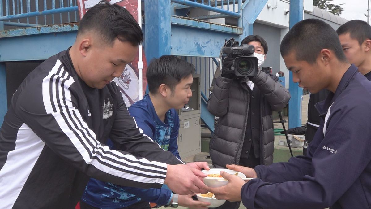 避難の日本航空石川ナインにラグビーチームがほうとう振る舞う 山梨県