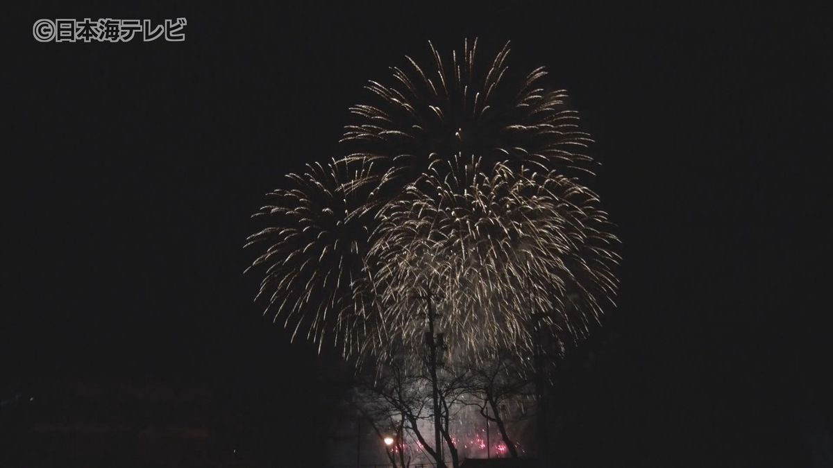 大規模火災で中止も…　伝統の夏祭り「江尾十七夜」の代替イベント開催　300発の花火が寒空を彩る　鳥取県江府町