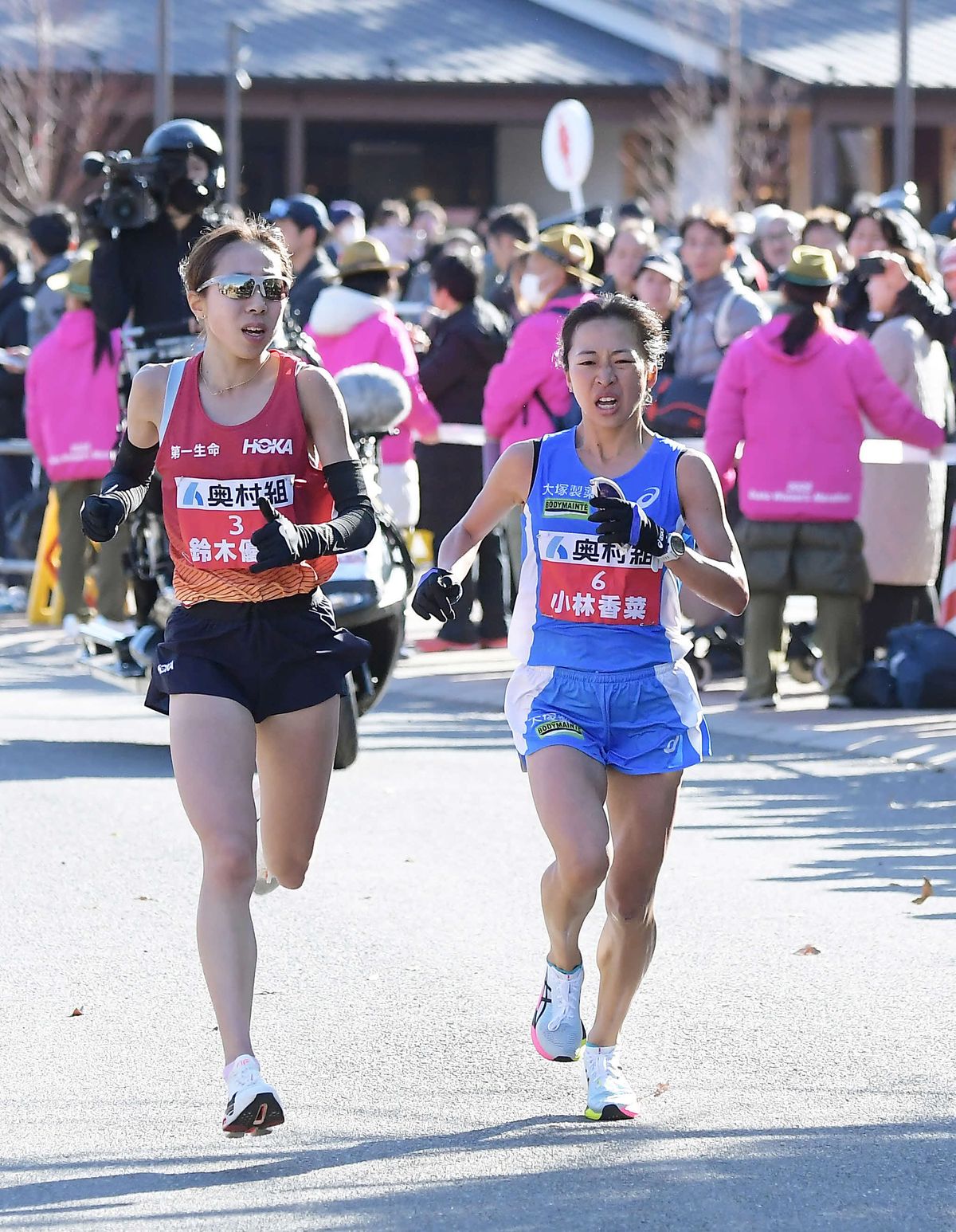 レース終盤で日本人トップが交代する様子(写真：日刊スポーツ/アフロ)