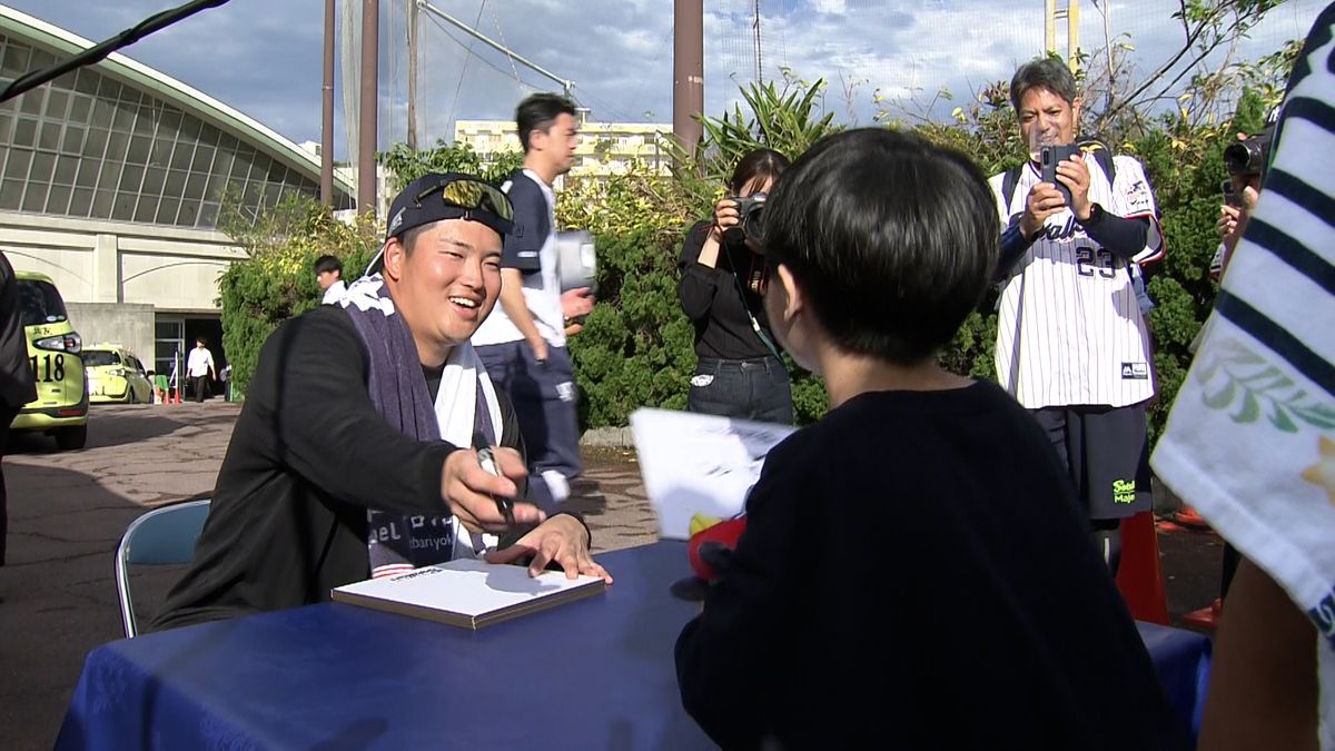 「え？え？村上！？」子ども100人サイン会に大興奮　村上宗隆サプライズ登場