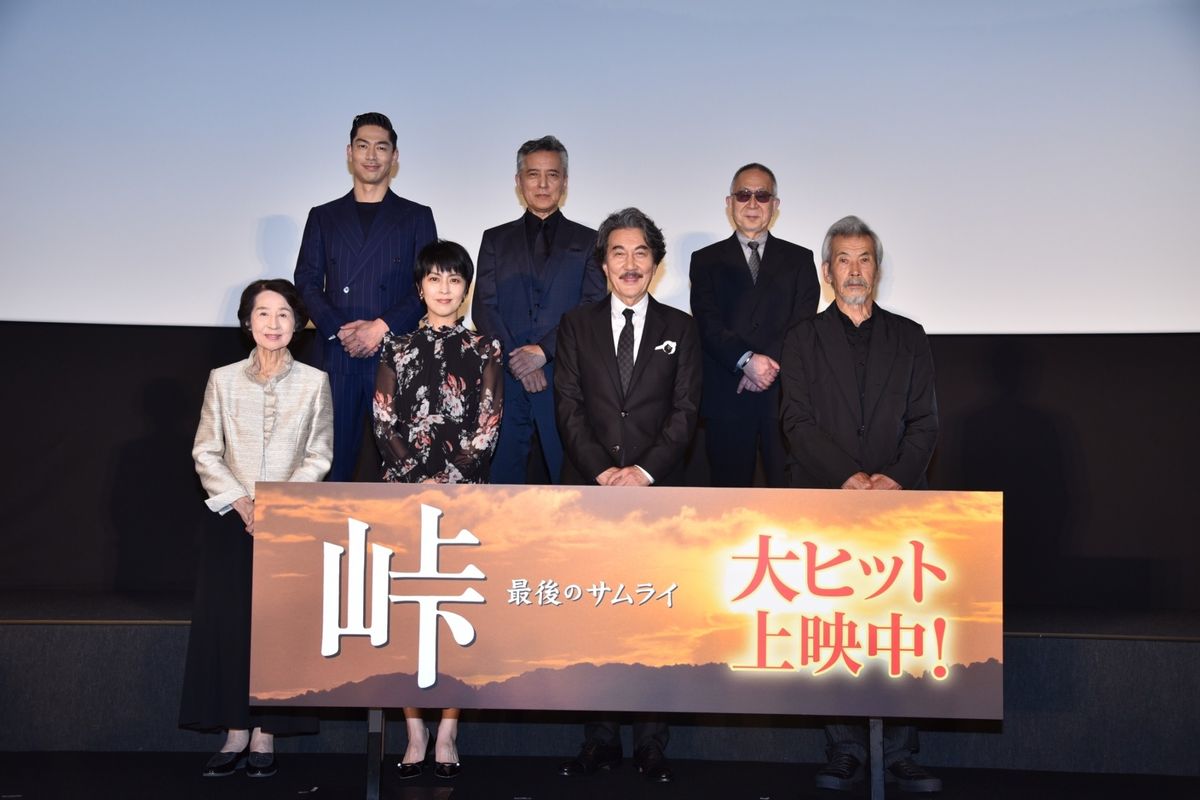 （上段左から）AKIRAさん、榎木孝明さん、小泉堯史監督（下段左から）香川京子さん、松たか子さん、役所広司さん、田中泯さん（C）2020「峠 最後のサムライ」製作委員会　配給：松竹、アスミック・エース