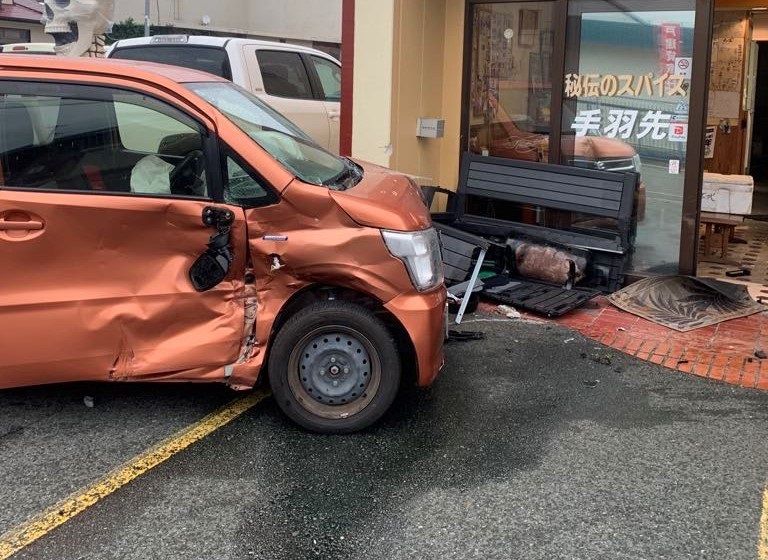 店舗に突っ込んだ軽自動車(丸重チキンハウス提供)