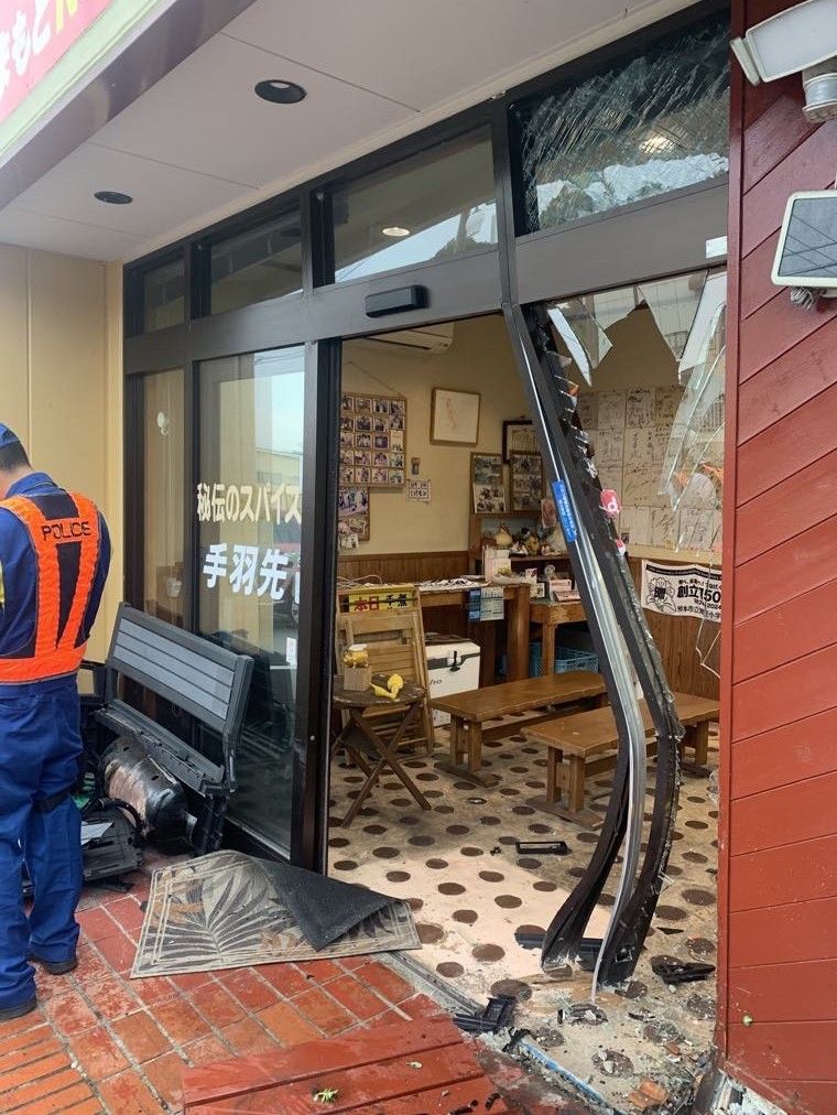 軽自動車が突っ込んだ店舗(丸重チキンハウス提供)